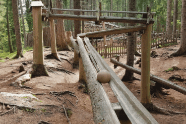 Bosco delle Sfere: in Austria una maxi-pista di biglie in legno per grandi e piccini