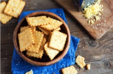 La ricetta dei crackers con pasta madre da fare a casa