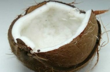 Noce di cocco: come aprirla, proprietà benefiche e controindicazioni