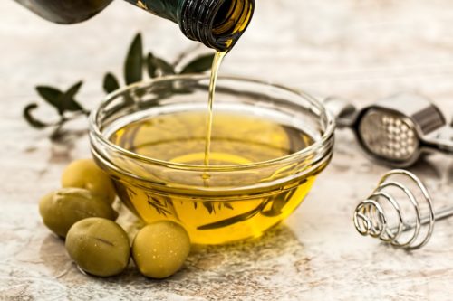 olio d'oliva per i capelli secchi