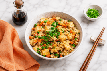 Riso alla cantonese senza uova: la ricetta leggera per chi vuole evitare uova e latticini