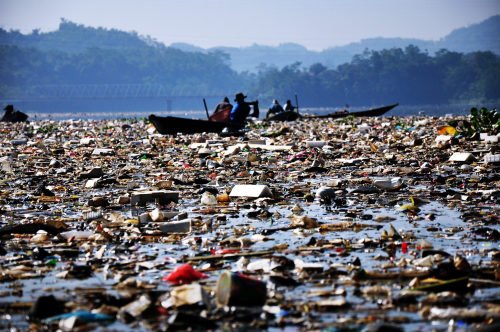 Il fiume più inquinato del mondo è pieno di immondizia