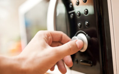 Come funziona un forno a microonde e come usarlo per risparmiare energia