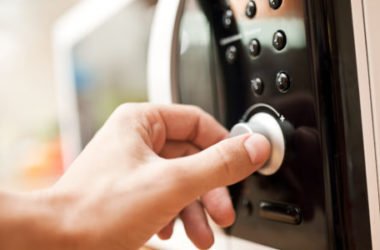 Come funziona un forno a microonde e come usarlo per risparmiare energia