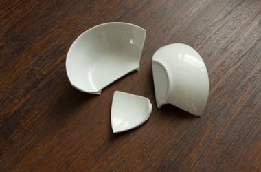 Sai come fare la raccolta differenziata della ceramica correttamente? La guida facile