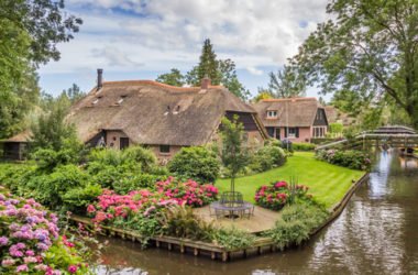 Giethoorn, dove ci muove solo a piedi, in canoa o in barca