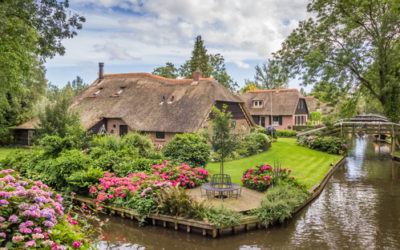 Giethoorn, dove ci muove solo a piedi, in canoa o in barca