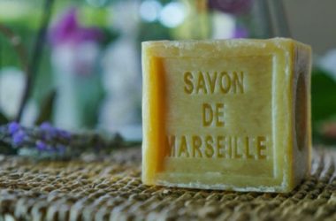 I trucchi e le cose da sapere per togliere le macchie di rossetto con soluzioni naturali