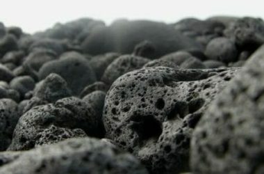 Scopriamo la pietra lavica, ideale per il barbecue o in forno per una cottura uniforme e salutare