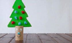 Come fare un albero di Natale con materiale riciclato