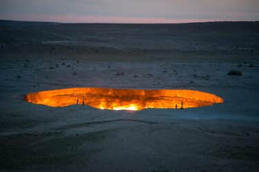 Derweze, la porta dell’inferno: il fuoco che brucia da decenni in Turkmenistan