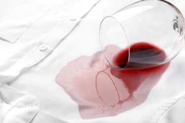 Come togliere macchie di vino rosso con prodotti naturali
