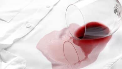 Come togliere macchie di vino rosso con prodotti naturali