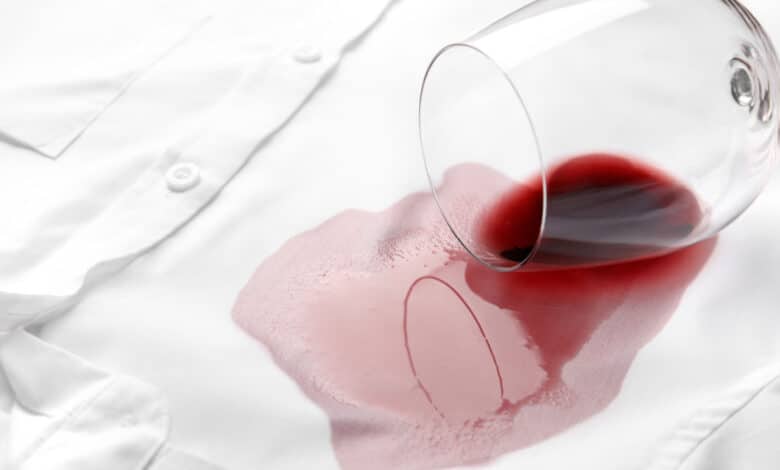 Come togliere macchie di vino rosso con prodotti naturali