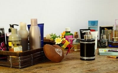 Come riciclare profumi vecchi rimasti aperti in modo creativo
