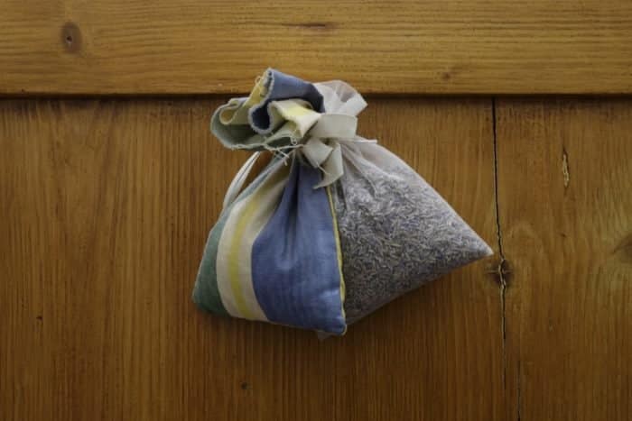 come riciclare vecchie tende: sacchetti profumati per armadi