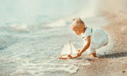 Giocattoli eco per i bimbi sulla spiaggia