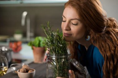 Rosmarino per i capelli: tre ricette facili di bellezza al naturale