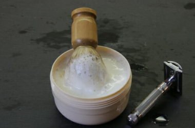Come fare la schiuma da barba in casa: ingredienti e procedimento