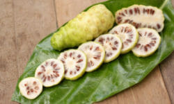 Noni, la pianta tahitiana magica per la pelle e antiossidante