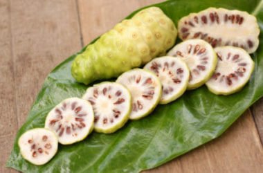 Noni, la pianta tahitiana magica per la pelle e antiossidante