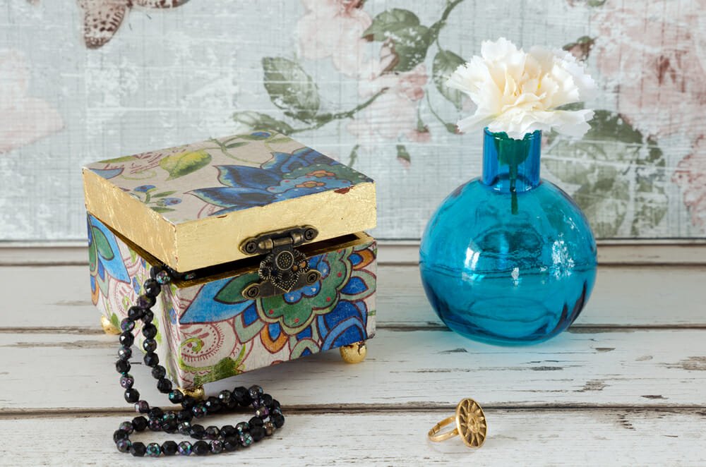 Decoupage su legno materiali, tecniche e consigli pratici