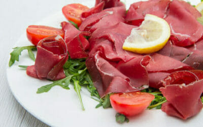 Bresaola, un salume magro e ricco di proteine ma magro, adatto alla alimentazione di sportivi e ragazzi