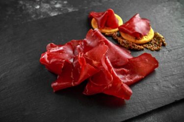 Bresaola, un salume magro e ricco di proteine ma magro, adatto alla alimentazione di sportivi e ragazzi
