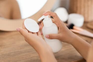 Latte detergente fai-da-te per pelli miste o grasse: come farselo da soli