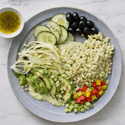 Couscous con avocado e verdure croccanti: il piatto fresco e nutriente perfetto per ogni stagione