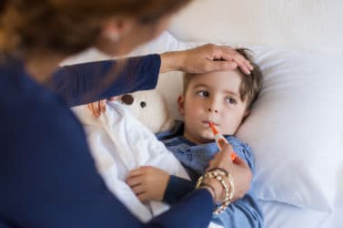 Scopriamo insieme come trattare la febbre nei bambini senza ricorrere subito ai farmaci