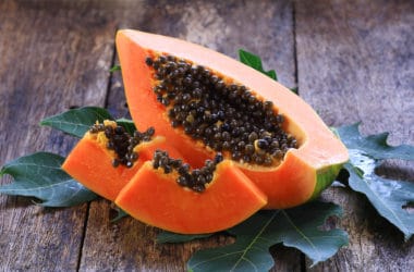 Papaya, benefici e controindicazioni: tutte le proprietà da conoscere