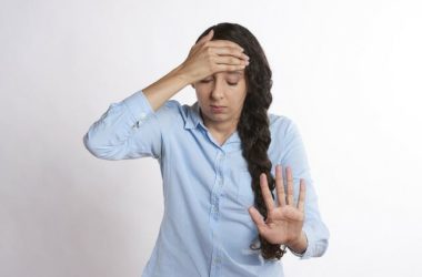 Emicrania: quali sono i sintomi prima che arrivi e tutti i consigli per combatterla in maniera naturale