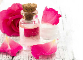 Maschere e creme per la cura del viso a base di petali di rosa