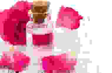 Maschere e creme per la cura del viso a base di petali di rosa
