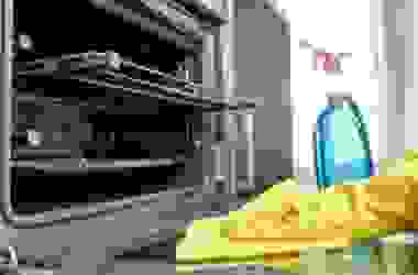 Impariamo a pulire il forno senza detersivi con bicarbonato di sodio, aceto, limone e sale