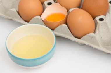 Albume, scopriamo le proprietà nutrizionali e gli utilizzi della chiara dl’uovo