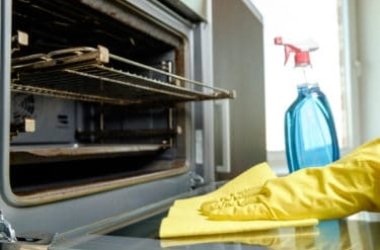 Impariamo a pulire il forno senza detersivi con bicarbonato di sodio, aceto, limone e sale
