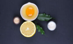 Come fare una maschera nutriente per il viso al tuorlo e limone