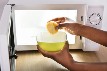 I metodi naturali per pulire il microonde: limone, aceto e bicarbonato!