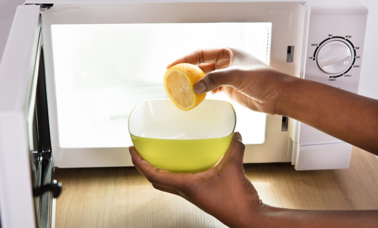 come pulire il microonde con metodi naturali