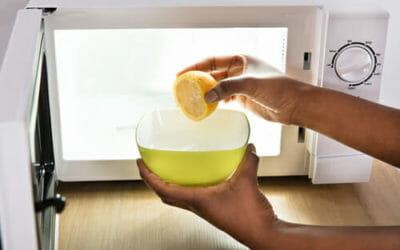 I metodi naturali per pulire il microonde: limone, aceto e bicarbonato!