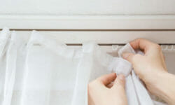 Scopriamo come lavare le tende a mano o in lavatrice in modo facile ed ecologico