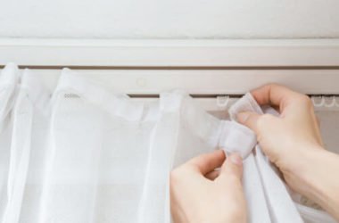 Scopriamo come lavare le tende a mano o in lavatrice in modo facile ed ecologico