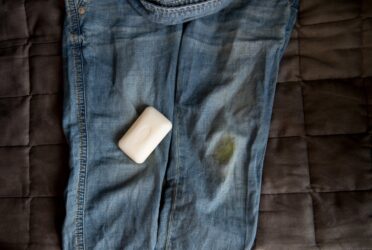 Ecco come trattare efficacemente alcuni tipi di macchie davvero difficili, come le macchie di erba