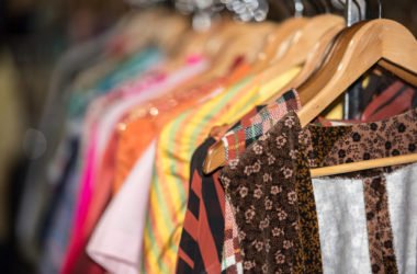 Sai come vendere i vestiti usati? La guida per farlo con successo