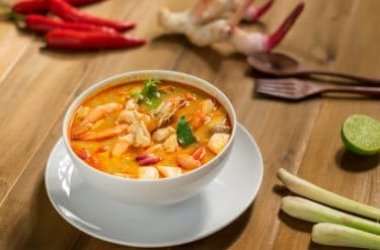 Un plat pour toutes les saisons: soupe thaï au lait de coco et citronnelle, ou Tom Yum Goong