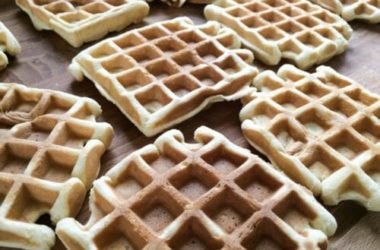 Waffel alla crema: la ricetta facile di questo dolci conosciuti anche come gauffres o waffles