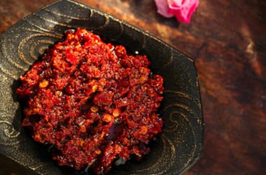 Come preparare la salsa harissa, la famosa salsa piccante ai peperoncini popolare in Nord Africa