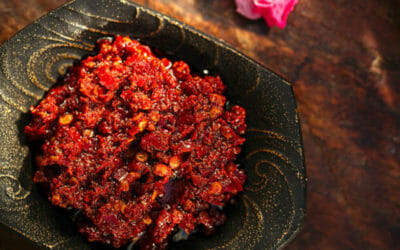 Come preparare la salsa harissa, la famosa salsa piccante ai peperoncini popolare in Nord Africa